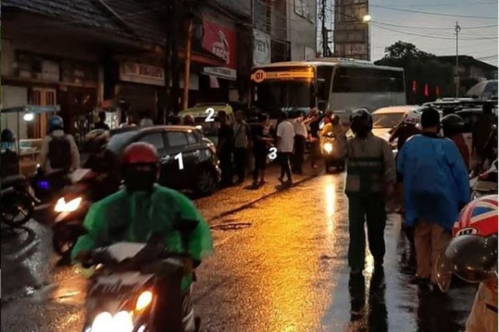 Kecelakaan beruntun di jalan Veteran, kota Bogor antara bus sundul motor lalu tumbuk angkot dan Toyota Yaris