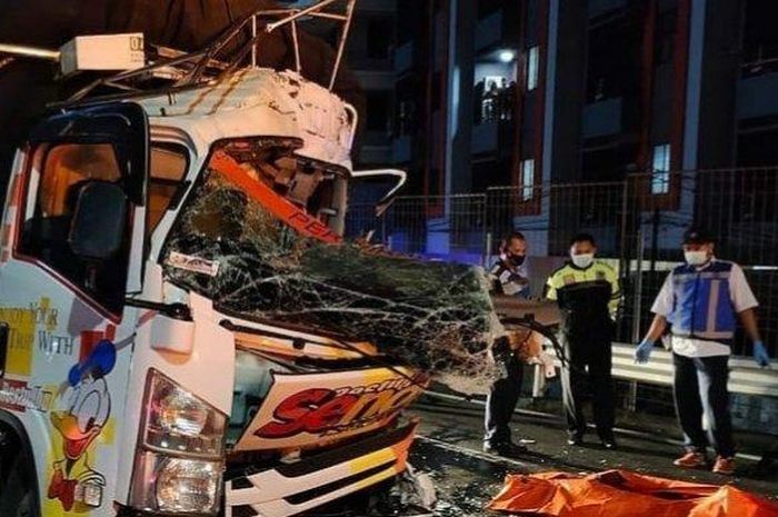 Bagian depan truk hancur usai menghantam truk kontainer di Jalan Tol Jakarta Tangerang, Kamis (9/7/2020) dini hari. 