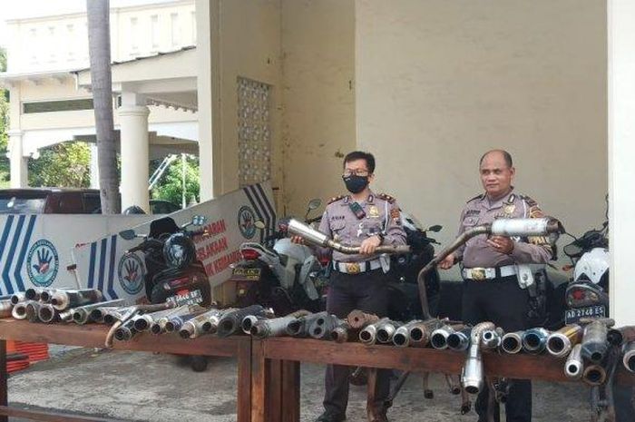 Kasatlantas Polresta Solo, Kompol Afrian Satya Permadi menunjukkan barang bukti knalpot brong yang disita di halaman Satlantas Jalan Slamet Riyadi, Rabu (8/7/2020). 