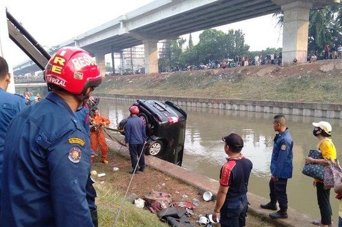 Evakuasi Toyota Kijang Innova di Sungai Kalimalang Bekasi Barat.