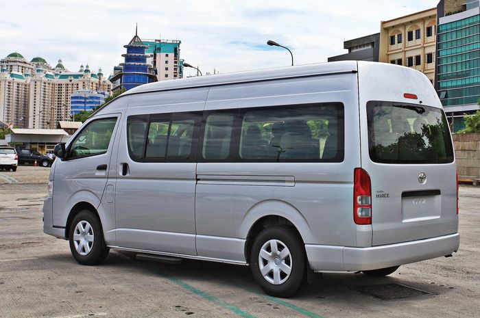 Toyota HiAce High tahun 2013 tampilan belakang