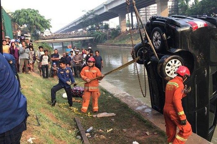 Toyota Kijang Innova tercebur di Kalimalang, Bekasi Barat
