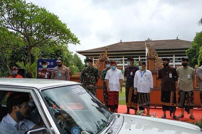 Gubernur Bali, Wayan Koster melepas rombongan tur mobil klasik sebagai tanda Bali siap new normal, Kamis (9/7)