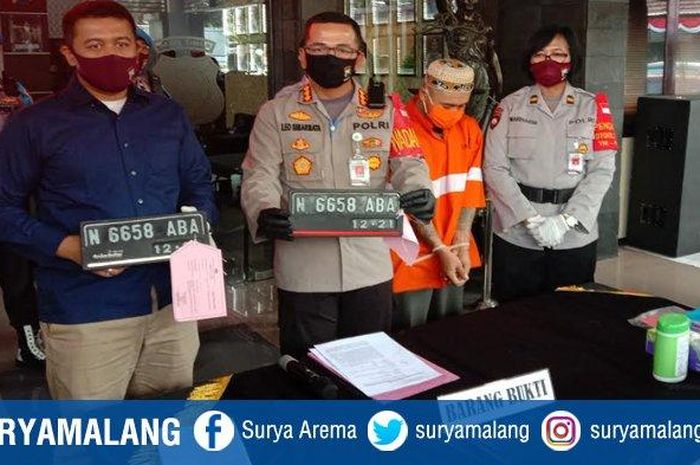 Kapolresta Malang Kota, Kombes Pol Leonardus Simarmata saat menunjukkan tersangka MFJ beserta barang bukti.  