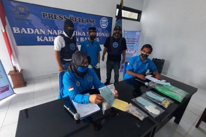 Kepala BNNK Bantul, Arifin Munajah menunjukan barang bukti sabu dan tersangka W dalam jumpa pers di aula kantor setempat, Jumat (10/7/2020). 