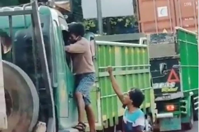 Terekam aksi pemalakan ke pengemudi truk di Jembatan Tiga, Penjaringan, Jakarta Utara
