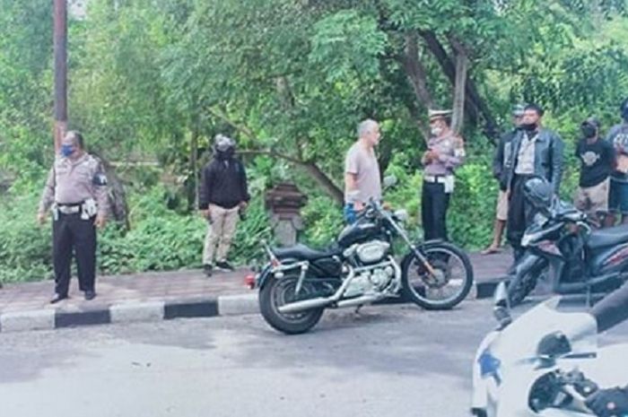 Adu tubruk antara Harley-Davidson dan Honda PCX di Bali