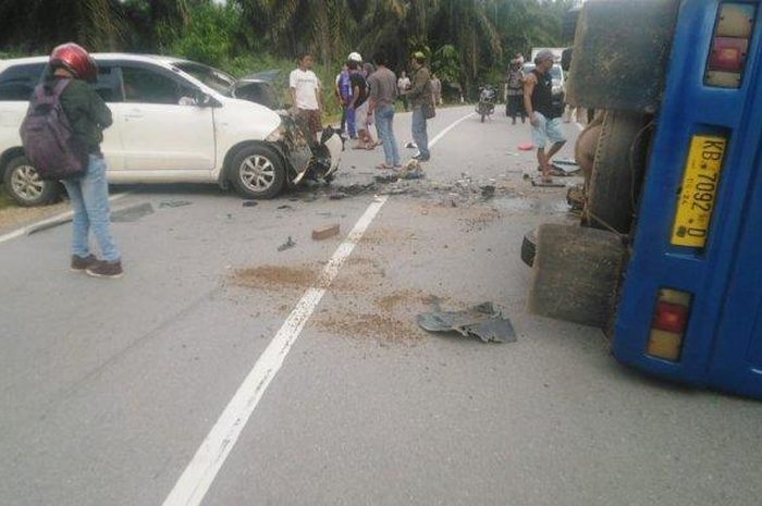 Toyota Avanza tabrak bus dari arah berlawanan karena pandangan pengemudi mendadak gelap di jalan raya Sosok-Batang, Sanggau, Kalimantan Barat