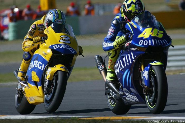Persaingan antara Valentino Rossi dan Max Biaggi di sirkuit Phakisa Freeway alias Welkom di MotoGP Afrika Selatan 2004