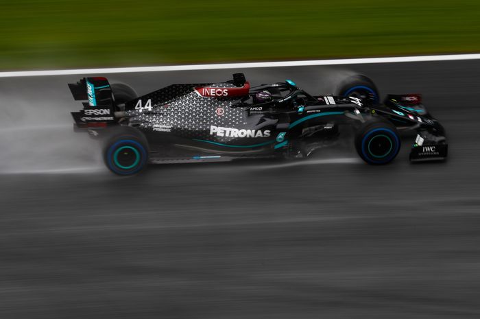Lewis Hamilton tetap unggul di lintasan basah
