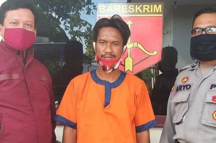 Tersangka Deni Purwantoro (tengah) diamankan di Mapolsek Ujungpangkah, Sabtu (11/7/2020). 