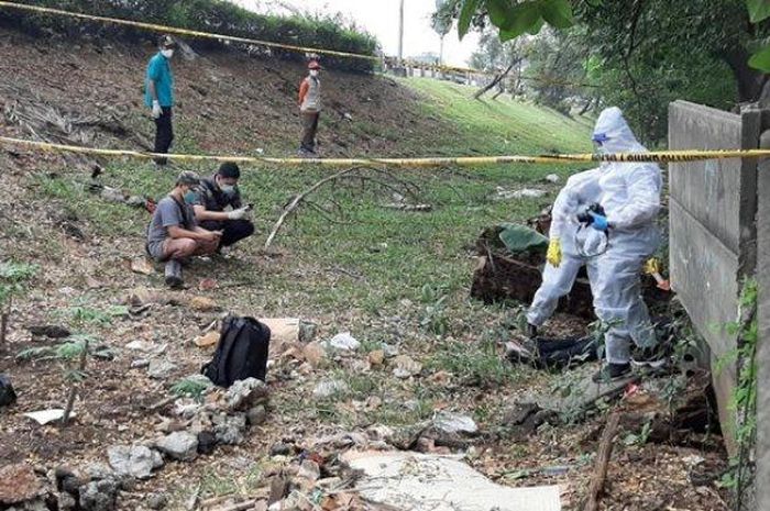 Tim identifikasi dari Polres Metro Jakarta Selatan memeriksa mayat yang ditemukan di Pesanggrahan, Jakarta Selatan, Jumat (10/7/2020)  