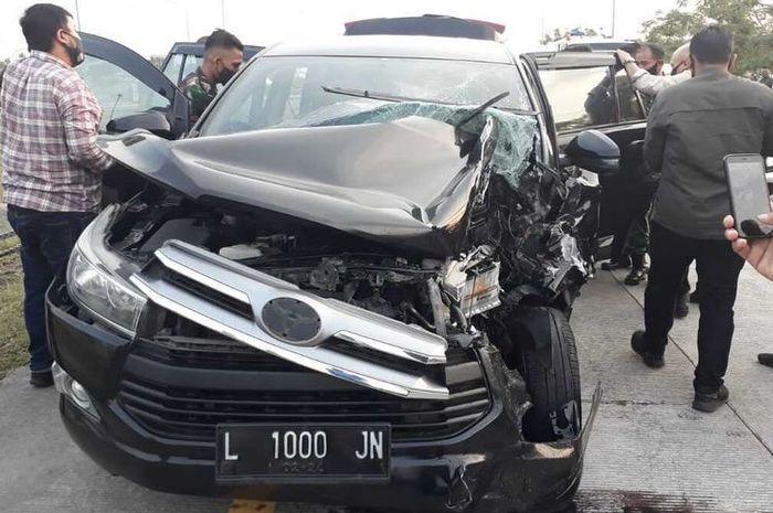 Toyota Kijang Innova rombongan ajudan Kapolda Jawa Tmur yang pecah ban hingga hajar bus di ruas tol Mojokerto-Kertosono