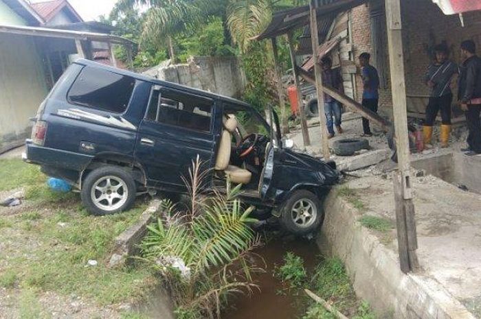 Isuzu Panther tertancap ke selokan setelah terjang Honda Scoopy hingga satu wanita tewas di Nagan Raya