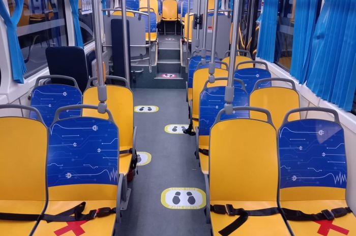 Penumpang yang ingin naik bus listrik Transjakarta rute EV1 tidak dikenakan biaya, alias gratis. Namun tetap diwajibkan tap in dan tap out pada alat Tap On Bus (TOB) 