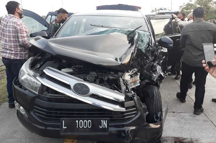 Toyota Kijang Innova yang ditumpangi ajudan Kapolda Jatim terlibat kecelakaan di Tol Mojokerto-Kertosono, Jumat (10/7/2020).