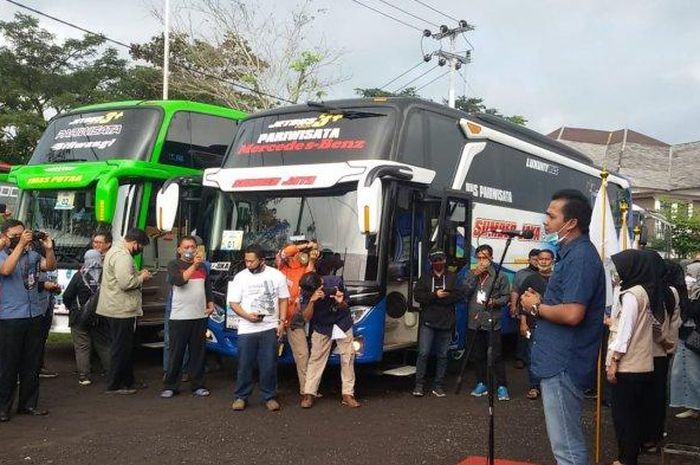 Wakil Bupati Ciamis, Yana D Putra, melepas konvoi 24 bus pariwisata yang tergabung dalam IPOPTI di Tourist Information Center (TIC) Ciamis, Sabtu (11/07/2020) siang.