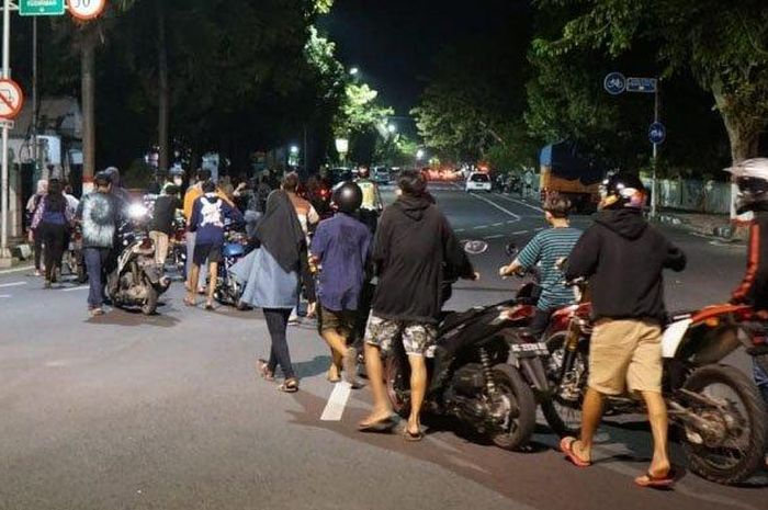 Para pengendara yang terjaring razia balap liar diminta mendorong sepeda motornya menuju ke Polres Blitar Kota, Sabtu (11/7/2020) malam. 