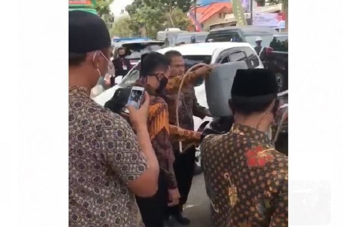 Tangkapan layar video yang memperlihatkan mobil Wakil Presiden diisi bensin pakai jeriken dalam kunjungan kerja di Sukabumi pada Rabu (8/7/2020).