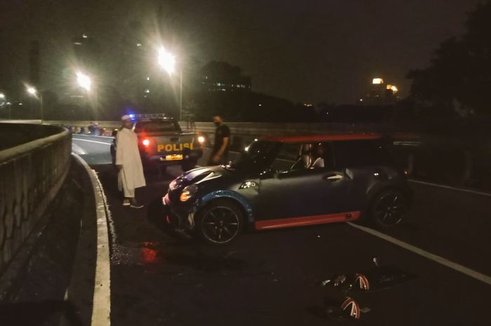 Mini Cooper S kecelakaan di flyover Antasari, Jakarta Selatan