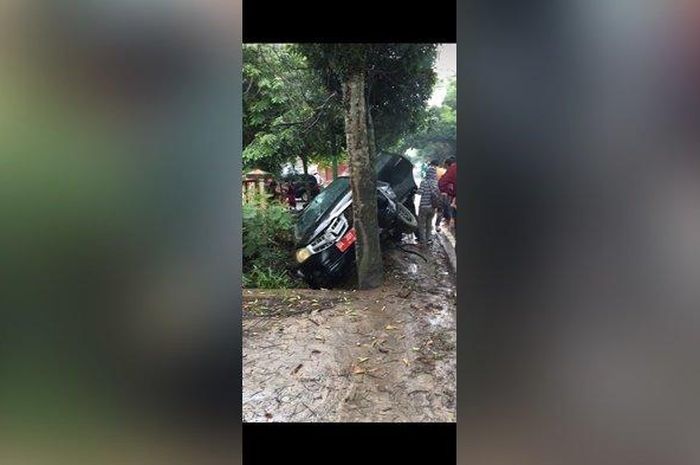 Toyota Avanza pelat merah milik Dinas Perhubungan Kabupaten Banjar hajar pohon saat berniat menyalip