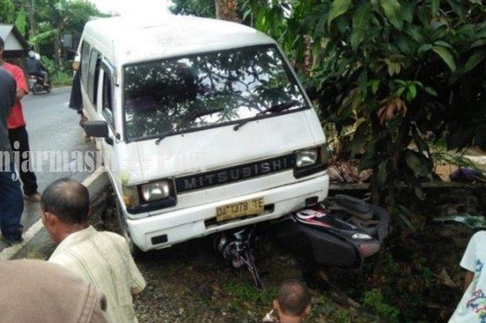 Honda Scoopy masuk kolong Mitsubishi L300 setelah jatuh terlempar ke jalur lawan