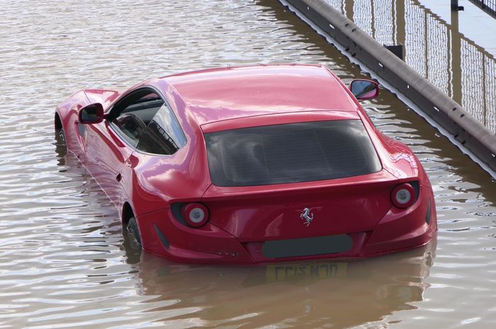 Sebuah Ferrari FF terjebak banjir di Jalur Lingkar Luar London