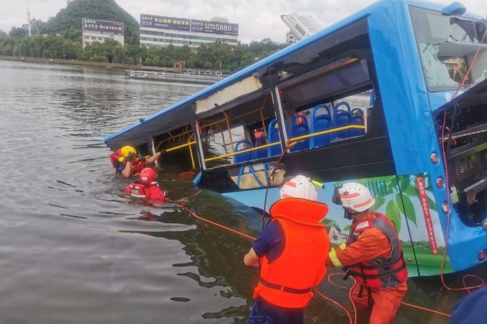 Regu penyelamat terlihat di lokasi dimana sebuah bus yang membawa pelajar jatuh ke waduk di Anshun, provinsi Guizhou, China, Selasa (7/7/2020). 