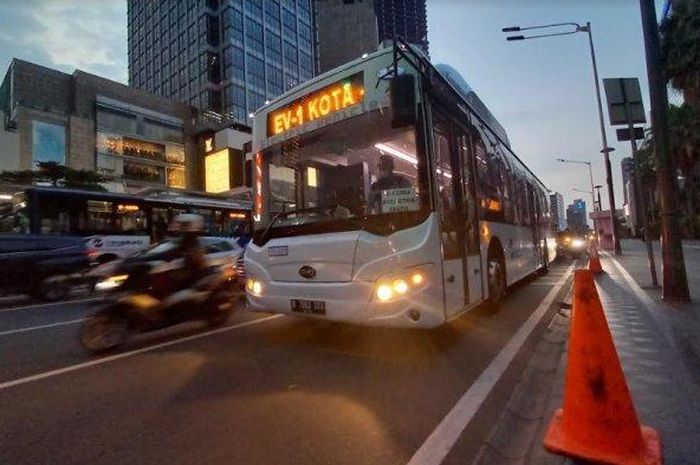 Meskipun bus listrik punya 'ongkos jalan' atau biaya energi yang lebih murah dibandingkan bus konvensional, PT Transjakarta menganggap tarif tersebut masih kemahalan.