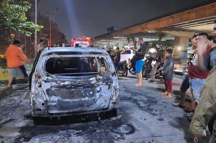 Daihatsu Sigra terbakar sisa rangka di depan Metropolitan Mall kota Bekasi