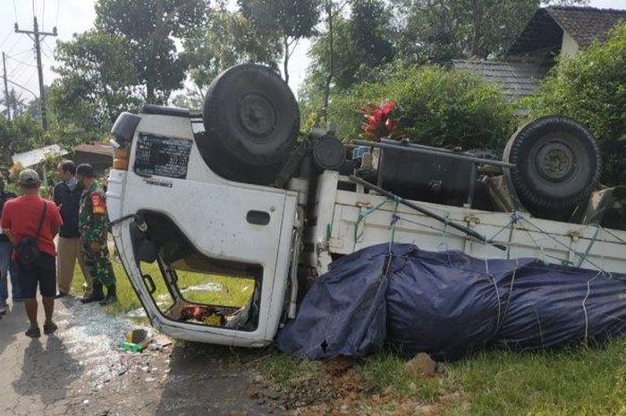 Isuzu Elf NHR 55 terguling usai serempetan dengan Honda BeAT di Getasan, Kabupaten Semarang, Jawa Tengah