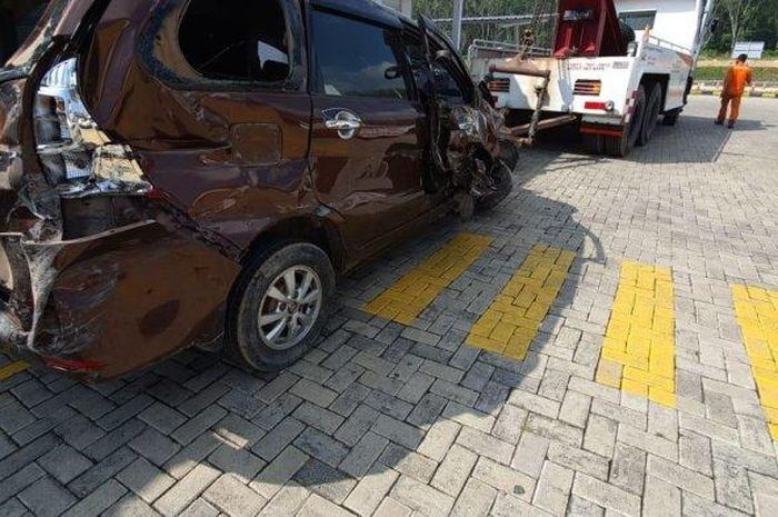 Mobil Toyota Avanza yang mengalami lakalantas di Tol Lampung pada Minggu (12/7/2020) siang. PT Hutama Karya Ungkap Penyebab Lakalantas di Tol Lampung yang Akibatkan 1 Orang Tewas. 