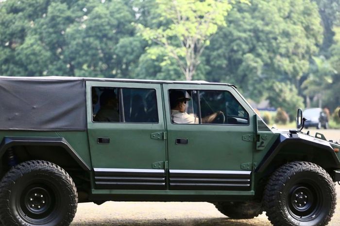 Aksi Menhan Prabowo Subianto Nyetir Maung, Kendaraan Taktis Buatan Pindad
