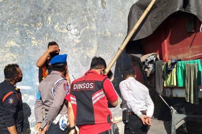 Saat petugas gabungan melakukan evakuasi terhadap korban Sunarto di Pergudangan Margomulyo Jaya blok H No 18, Tandes, Surabaya, Senin (13/7/2020) siang. 