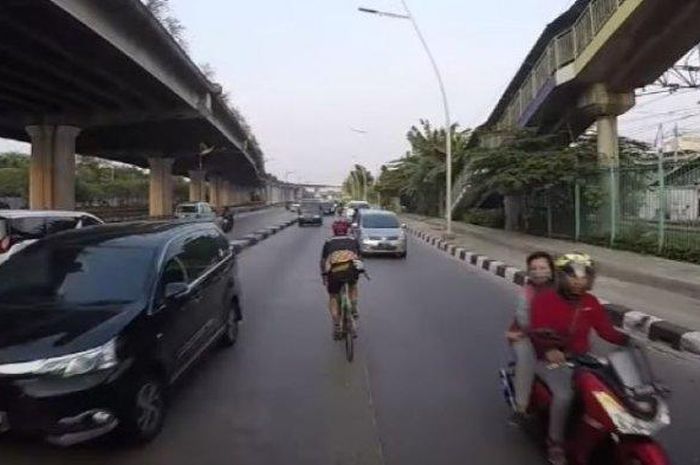 Viral video pesepeda bule lawan arah di jalan raya  