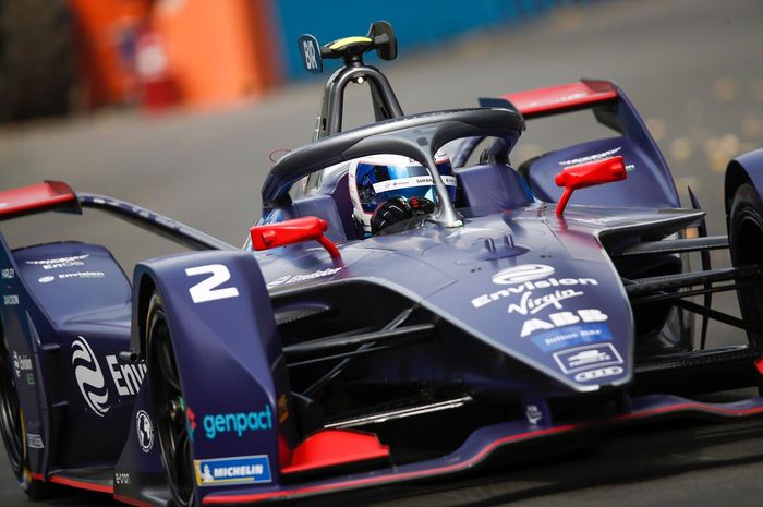 Setelah 6 musim membela tim Envision  Virgin Racing, Sam Bird akan membela tim Jaguar Racing mulai musim balap ke-7 Formula E.