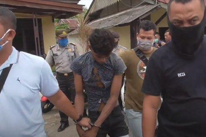 Pelaku begal terhadap anggota Panwascam Medan Belawan, digiring petugas Polres Pelabuhan Belawan, Selasa (14/7/2020). 