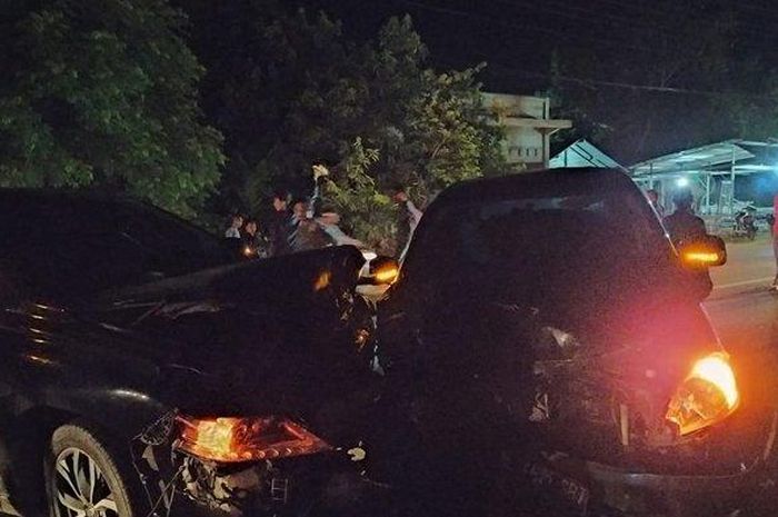 Innova terlibat lakalantas dengan Lexus di jalan nasional Pidie, Minggu (12/7/2020) malam. 