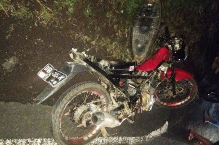 Sebuah Suzuki Satria FU alami kerusakan parah usai adu banteng dengan Yamaha V-Ision di Jalan Trans Sulawesi, Minggu (12/7/2020) malam. Ketiga orang yang terlibat meninggal dunia di TKP dan rumah sakit.