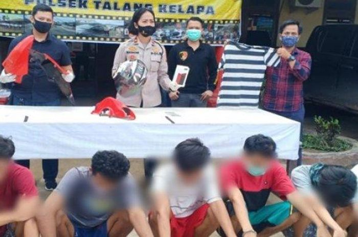 Keenam tersangka begal ketika diamankan di Polsek Talang Kelapa Banyuasin, Selasa (14/7/2020). 