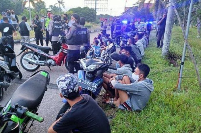 Para pembalap liar anak di bawah umur saat diamankan polisi, Senin (13/7/2020)  