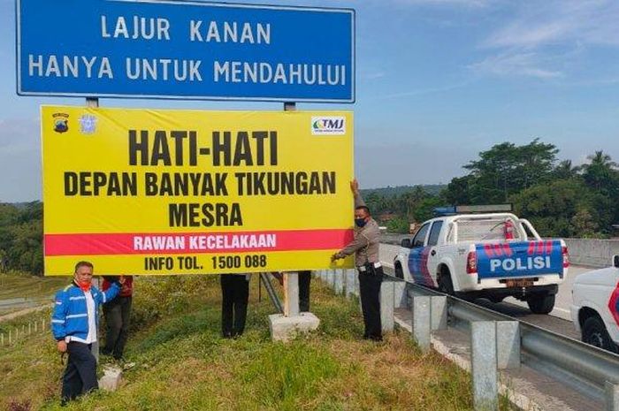 Pemasangan baliho imbauan terkait keselamatan berkendara oleh Satlantas Polres Semarang di tol Semarang-Solo.  