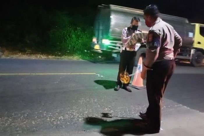 Petugas Unit Kecelakaan Polres Kuningan melakukan olah tempat kejadian perkara kecelakaan lalu lintas, Selasa (14/7/2020) malam. 