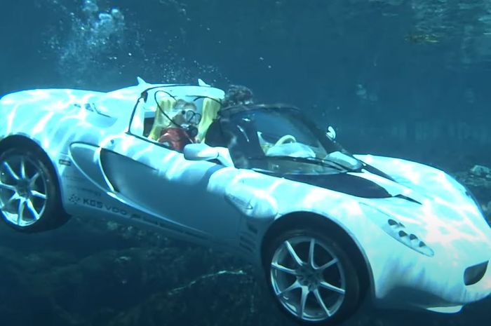 Lotus Elise amfibi saat menyelam dalam air