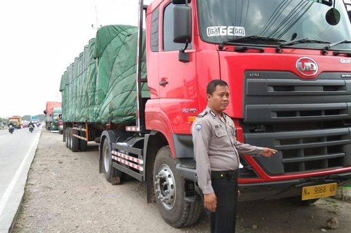 Trailer yang melindas seorang balita di Jalur Pantura, Indramayu, Selasa (14/7/2020). 