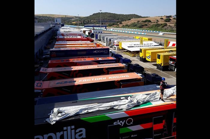 Sirkuit Jerez sudah penuh truk kontainer tim pembalap MotoGP, Moto2, Moto3 menjelang balapan perdana MotoGP 2020, Senin (13/7/2020).