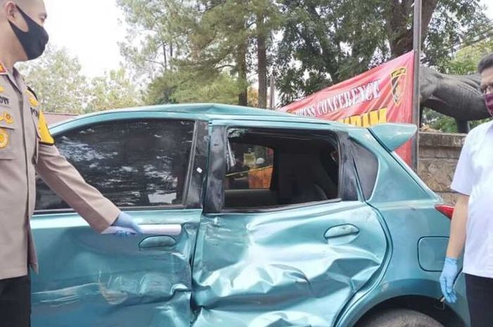 Kapolres Subang AKBP Teddy Fanani menunjukkan mobil yang menabrak Andi Suwardi. Pengendara mobil tersebut, AS, tak terima ditegur saat berkendara secara ugal-ugalan.(Doc. Humas Polres Subang) 