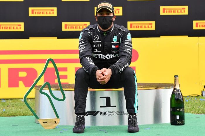 Penyerahan trofi pemenang F1 menggunakan robot dirasa sangat aneh bagi Lewis Hamilton