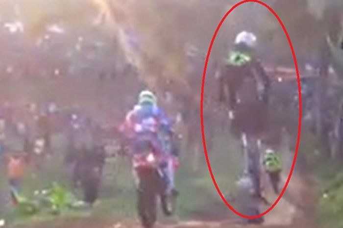 Detik-detik pembalap grasstrack Zuneng Monza saat bermanuver yang ternyata berujung maut usai tubuhnya terhempas ke tanah.