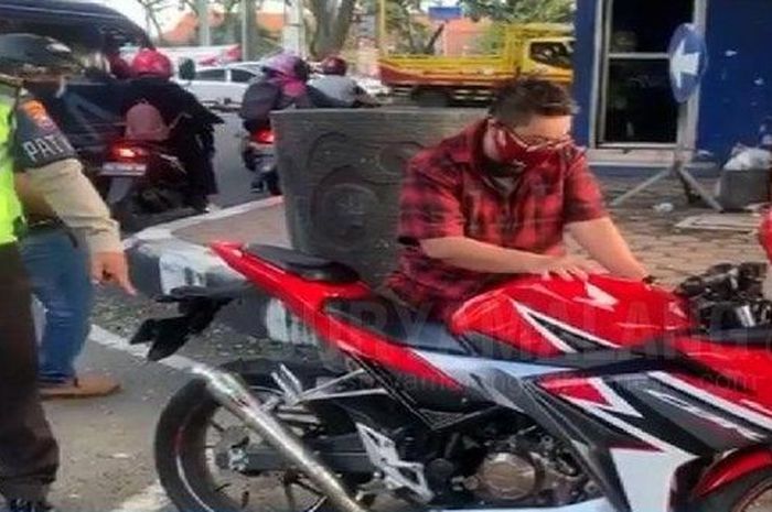 Penilangan motor berknalpot brong oleh personel Satlantas Polresta Malang Kota.
